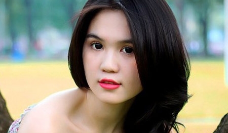 Ngọc Trinh thướt tha giữa biển