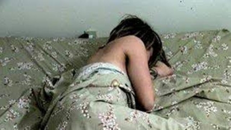 Ngủ một mình trong khách sạn, thiếu nữ bị gã trai giở trò đồi bại