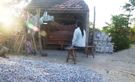 Thiếu nữ phát điên sau đêm bị người yêu bày kế “dâng” cho đám “quỷ râu xanh”