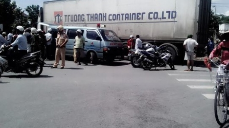Xe container cán qua người, học sinh lớp 6 chết thảm