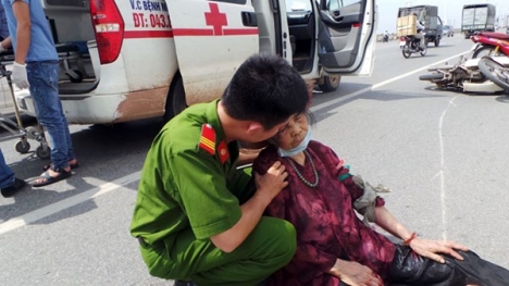 Thượng sỹ CA lao đến ôm cụ bà bị tai nạn trên cầu Vĩnh Tuy