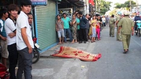 Bản tin 113 – ngày 9/8: Một người đàn ông nằm chết bên đường…