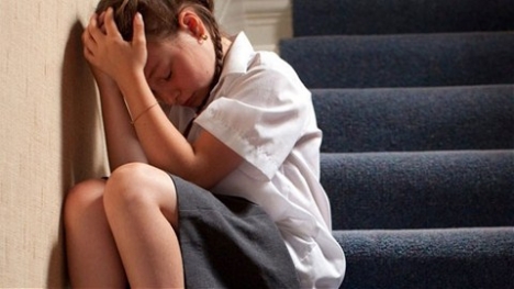 Bé gái 10 tuổi hoảng loạn vì bị kẻ lạ mặt hãm hiếp