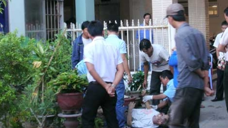 Thi thể người đàn ông nằm chết dưới sân chung cư