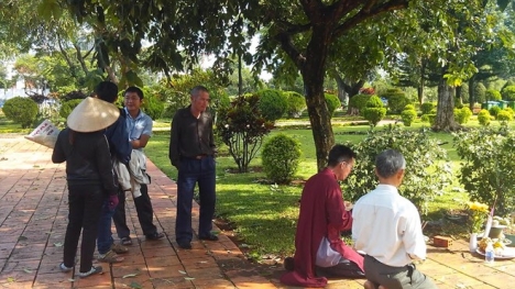 Phát hiện xác chết nam giới treo cổ ở công viên