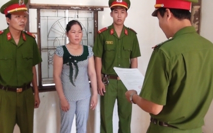 Bản tin 113 – chiều 26/8: “Nàng dâu” chửi ba mẹ chồng, cắn công an…