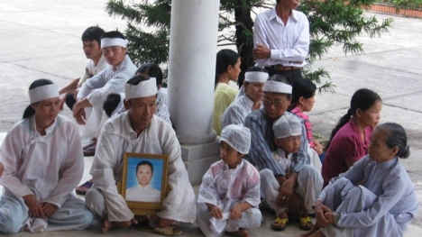 Vụ 2 mẹ con sản phụ tử vong: Đeo khăn tang, ôm di ảnh 'bao vây' Sở Y tế