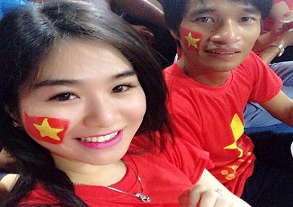 Ca sĩ Lệ Rơi xuất hiện cùng hot girl xinh đẹp