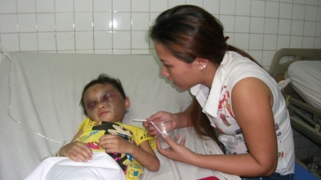 Vụ bé gái 4 tuổi bị đánh dã man: Cha dượng bắt Ngân quỳ trong 4 giờ