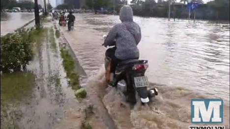 Sau mưa bão, người dân Thủ đô tiếp tục “lội sông” đi làm