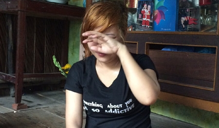 Cô gái bị ép khỏa thân, uống thuốc lắc 'tiếp khách'