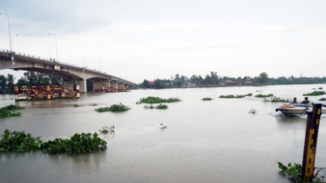4 người đàn ông vật lộn cứu cô gái tự tử tại sông Sài Gòn