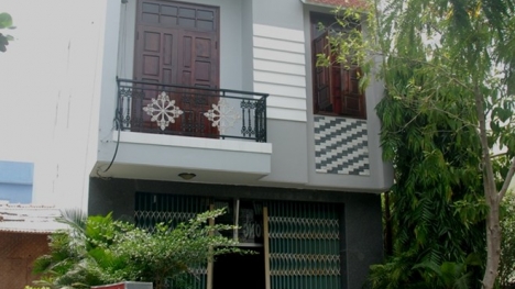 Nghẹt thở giải cứu nam thanh niên đòi nhảy lầu tự tử ở nhà nghỉ