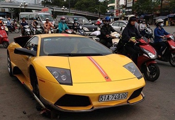 Siêu xe Lamborghini thay bánh giữa phố Sài Gòn gây bão mạng