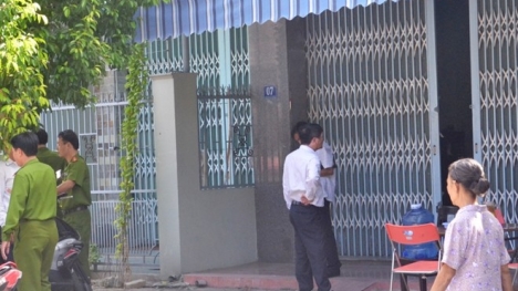 Người đàn ông nằm chết giữa nhà, thi thể bị chăn trùm kín