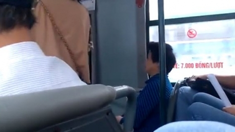 Clip hai phụ nữ Hà Nội cãi vã, đòi đánh nhau vì giành ghế xe buýt 