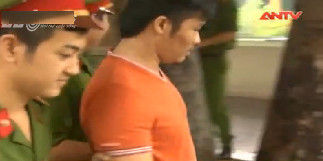 Gã thanh niên 'chôm' đồ trong cốp xe bị tóm gọn