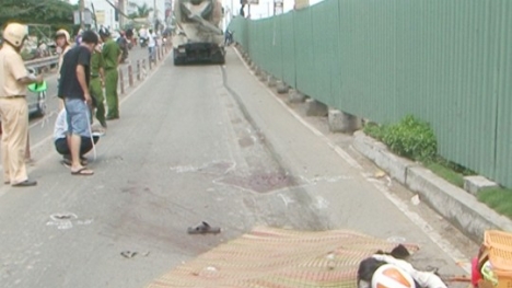 Sản phụ bị xe trộn bê tông cán chết, bé sơ sinh văng ra ngoài