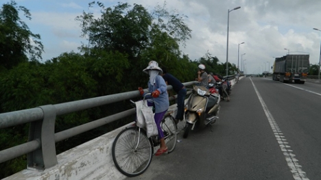 Bản tin 113 – sáng 17/11: Bỏ lại xe máy và dép, nữ sinh nhảy sông tự tử…