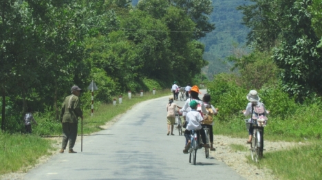 'Bốn lá bùa yêu' xôn xao phiên tòa cô bé 16 tuổi yêu cụ già 67