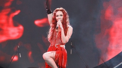 Hàng nghìn khán giả hát cùng Mỹ Tâm ca khúc 'Cô gái đến từ hôm qua'