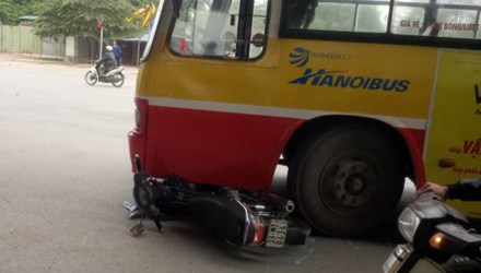 Cố vượt đèn đỏ, xe buýt tông gãy chân người đi đường