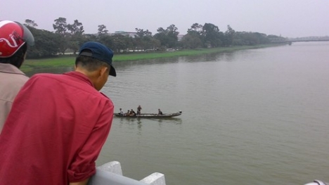 Tìm thấy thi thể người cha nhảy sông tự tử, bỏ lại con trai 9 tuổi