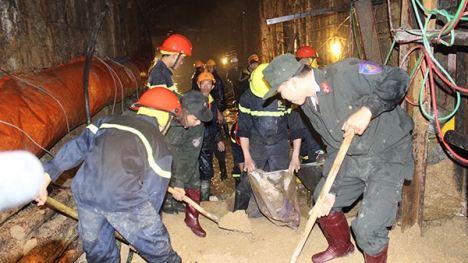 Sập hầm thủy điện 12 người mắc kẹt: Phó Thủ tướng vào hiện trường nói chuyện với 12 nạn nhân