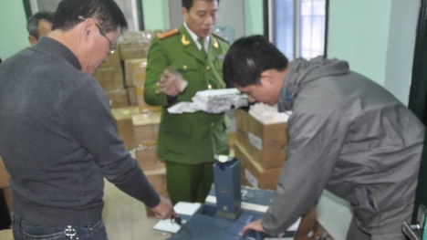 Phát hiện hơn 1.000 chai rượu ngoại trị giá cả tỷ đồng vô chủ ở sân ga