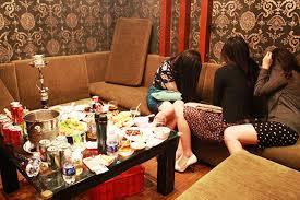 Phát hiện nhiều tiếp viên nhà hàng mặc bikini phục vụ khách làng chơi