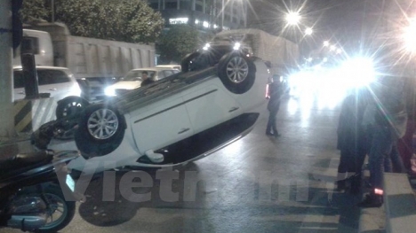 Hà Nội: Xế hộp chở cả gia đình bất ngờ mất lái, lật nhào