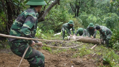 Phát hiện quả bom nặng 230kg còn ngòi nổ trên đèo Hải Vân
