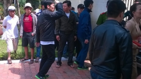 Người dân đổ về trước nhà ông Nguyễn Bá Thanh