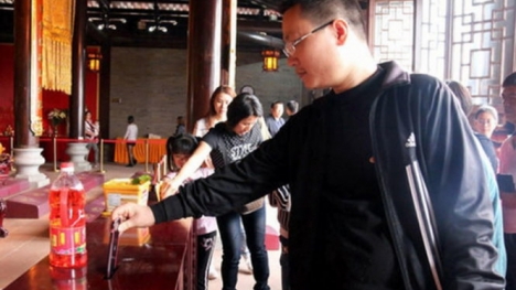 Cái kết bất ngờ của chàng thanh niên công đức bằng iPhone 6