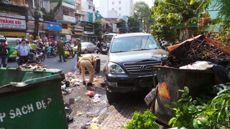 Xế hộp mất lái cuốn xe máy vào gầm, nhiều người nguy kịch