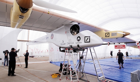 Chuyến bay vòng quanh thế giới đầu tiên bằng năng lượng Mặt Trời