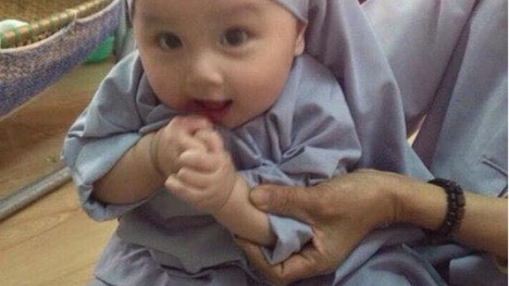 Bé trai đẹp như 'thiên thần' bị bỏ rơi ở chùa gây sốt cư dân mạng