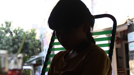 Vụ nữ sinh bị đánh hội đồng ở Trà Vinh: Vay 6 triệu đưa con đi viện