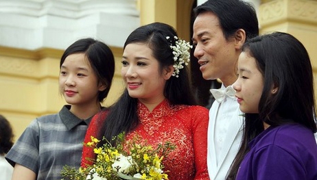 Con gái Thanh Thanh Hiền theo sát mẹ trong ngày cưới