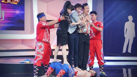 Việt Hương, Trấn Thành 'kinh hãi' đứng lên bụng người nằm trên miểng chai