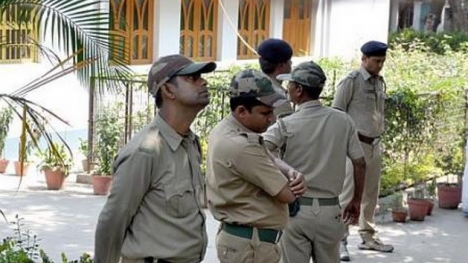 Ấn Độ: Cảnh sát dắt tù nhân đi nhậu suốt 7 giờ ở quán bar