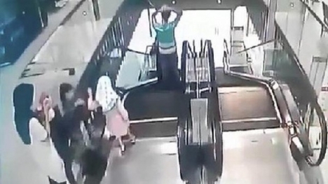 Mẹ mải mê nhắn tin, bé gái 6 tuổi ngã thang cuốn tử vong