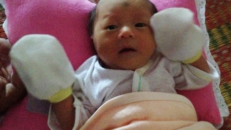 2 bé sơ sinh bị bỏ rơi ngoài đồng, kiến cắn đầy người