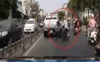 Clip: Pha 'cắt mặt' ô tô cực kỳ nguy hiểm ở TP.Hồ Chí Minh