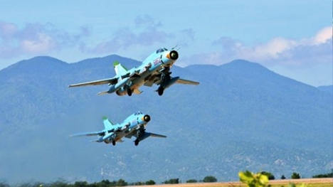 Trục vớt xác máy bay Su-22 rơi ở Bình Thuận