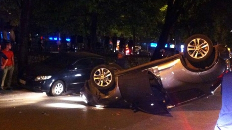 Xe Nissan tiền tỷ lật ngửa giữa phố như phim hành động