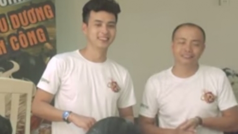 Clip: Hồ Quang Hiếu cover 'Không phải dạng vừa đâu' phong cách xẩm