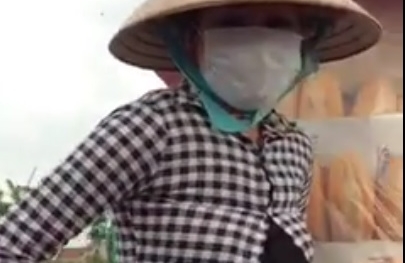 Cười bể bụng với clip cô bán bánh mì 'cứng giá nhất Việt Nam'