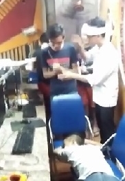 Video thanh niên bật dậy khi nhóm bạn đang 'phúng điếu'