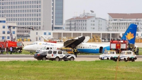 Máy bay Trung Quốc sản xuất gãy cánh vì trượt đường băng